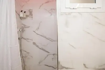 Un baño de Apartamento de tres habitaciones en Girona
