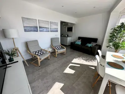 Una televisión o centro de entretenimiento en Apartamento en primera linea con vistas al mar - VistaMar Blanes