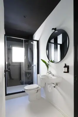 Un baño de BLACK AND WHITE Hostel Palamós