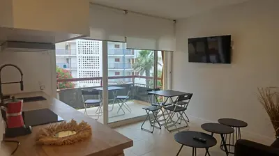 Una televisión o centro de entretenimiento en Wasela 104