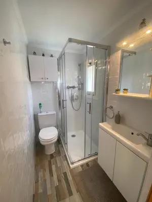 Un baño de Piso moderno de diseño con terraza