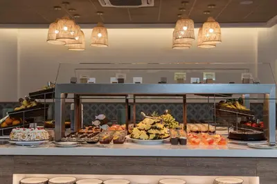 Comida en o cerca de este hotel