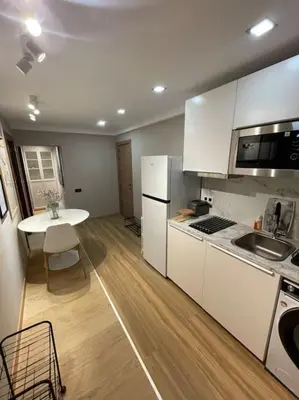 Una cocina o zona de cocina en Piso de dos dormitorios con reforma de diseño