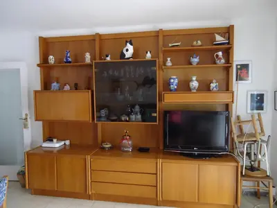 Una televisión o centro de entretenimiento en brisa mar