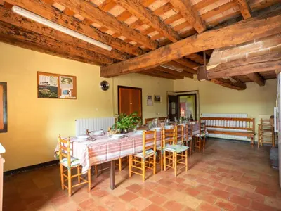 Un restaurante o sitio para comer en Ideal vacation home for families with children