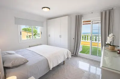 Cama o camas de una habitación en 2 Private Abodes in One Magnificent Villa!