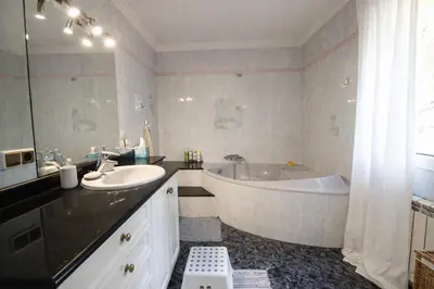 Un baño de 2 Private Abodes in One Magnificent Villa!