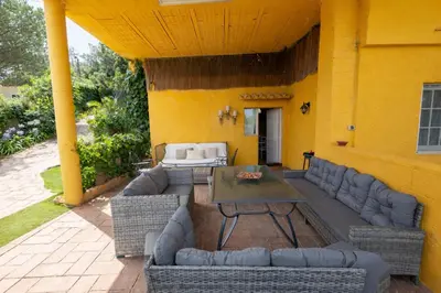 Zona de estar de 2 Private Abodes in One Magnificent Villa!