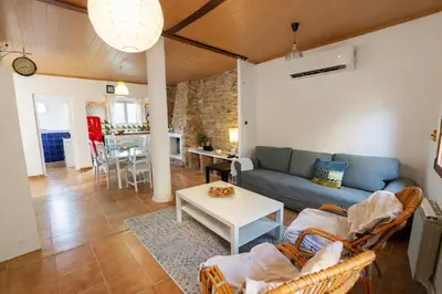 Zona de estar de 2 Private Abodes in One Magnificent Villa!