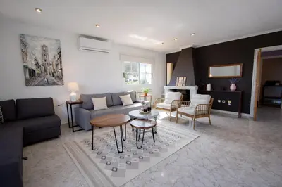 Zona de estar de 2 Private Abodes in One Magnificent Villa!