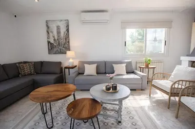 Zona de estar de 2 Private Abodes in One Magnificent Villa!