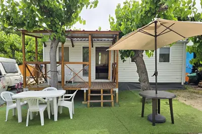 Jardín al aire libre en Camping Costa Dorada Bungalow Maia