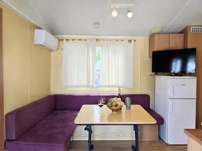 Una televisión o centro de entretenimiento en Camping Costa Dorada Bungalow Maia