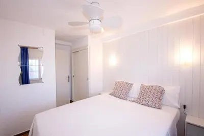 Cama o camas de una habitación en Planta baja céntrica y tranquila en S'Agaró