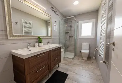 Un baño de Costa Brava Holidays Villa Mimosa Sea View and luxe