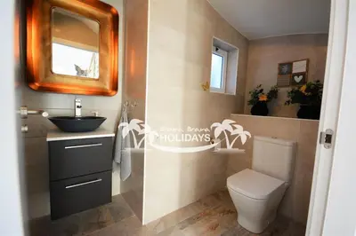 Un baño de Costa Brava Holidays Villa Mimosa Sea View and luxe