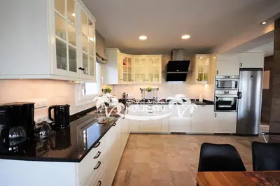 Una cocina o zona de cocina en Costa Brava Holidays Villa Mimosa Sea View and luxe
