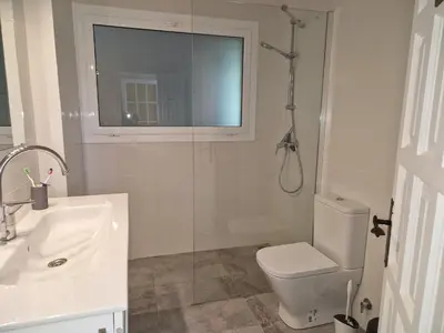 Un baño de BJ-5 CALELLA DE PALAFRUGELL 6 PaX