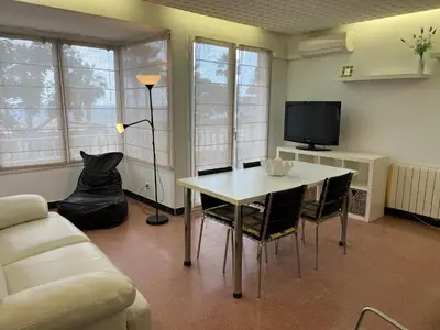 Una televisión o centro de entretenimiento en ALQUILER PISO BLANES con VISTAS AL MAR