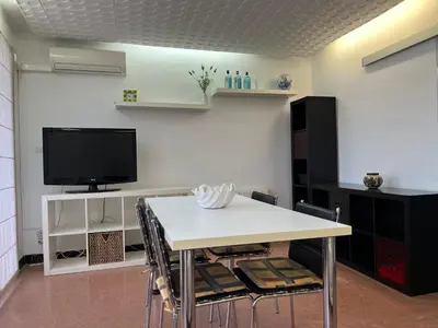 Una televisión o centro de entretenimiento en ALQUILER PISO BLANES con VISTAS AL MAR
