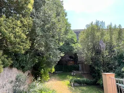 Jardín al aire libre en Gardens of Roman wall N10