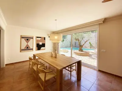 Una televisión o centro de entretenimiento en Villa Can Benet RENT IN BEGUR