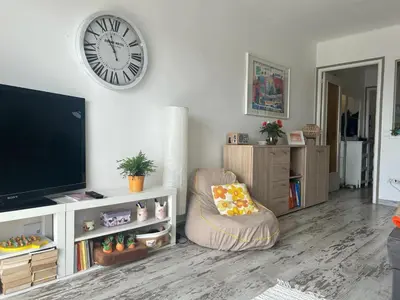 Una televisión o centro de entretenimiento en Mikbero 404