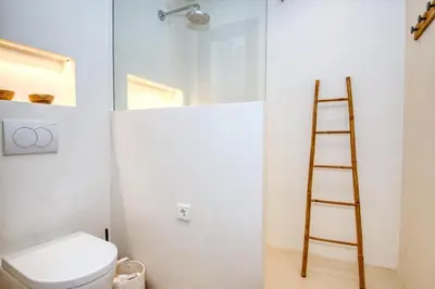 Un baño de Casa de Pescadores con garaje