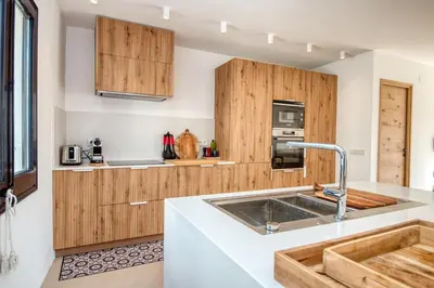 Una cocina o zona de cocina en Casa de Pescadores con garaje
