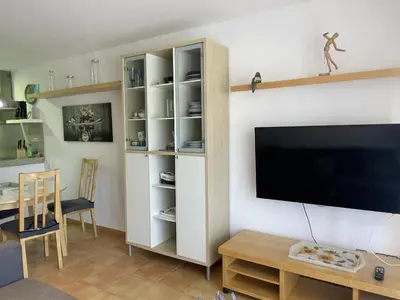 Una televisión o centro de entretenimiento en Voramar by Costabravaway