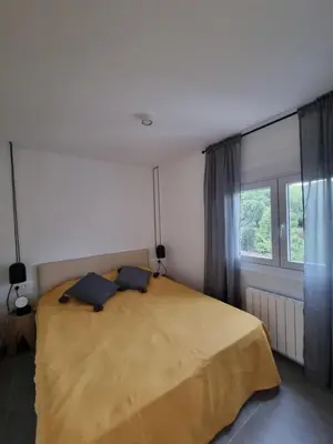 Cama o camas de una habitación en Apartamento NINES moderno y céntrico, en zona tranquila cerca de la playa
