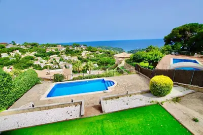 Piscina en o cerca de V&V LLORET- Villa Violetes