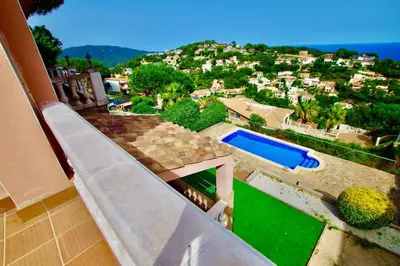 Piscina en o cerca de V&V LLORET- Villa Violetes