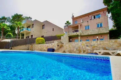 Piscina en o cerca de V&V LLORET- Villa Violetes