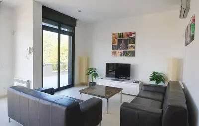 Una televisión o centro de entretenimiento en Lovely Home In Santa Susanna With Wifi
