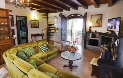 Una televisión o centro de entretenimiento en Cozy Home In Palafolls