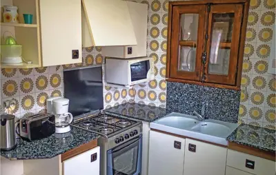 Una cocina o zona de cocina en Cozy Home In Palafolls