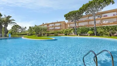 Piscina en o cerca de Illa 76