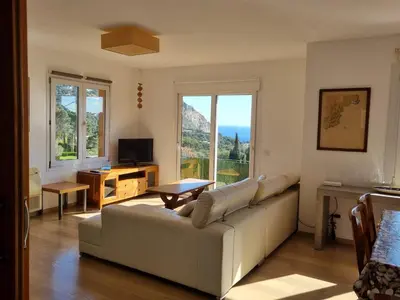 Una televisión o centro de entretenimiento en Vistas al mar