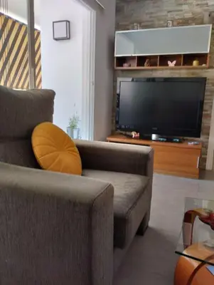 Una televisión o centro de entretenimiento en Precioso apartamento equipado