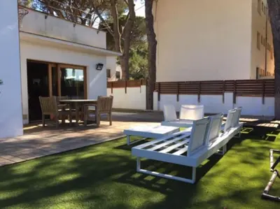 Un patio o zona al aire libre en VILLA ANITA 1930 LLAFRANC casa con piscina privada