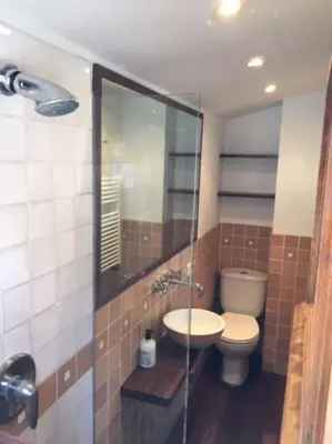Un baño de VILLA ANITA 1930 LLAFRANC casa con piscina privada