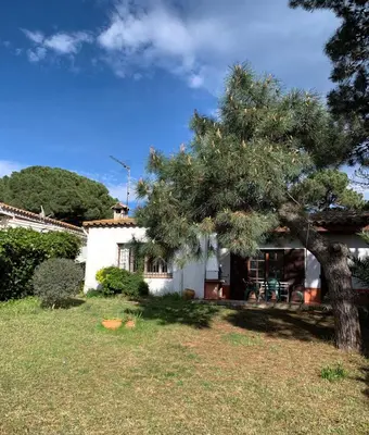 Jardín al aire libre en Casita rústica con jardín y piscina