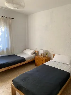 Cama o camas de una habitación en Casita rústica con jardín y piscina