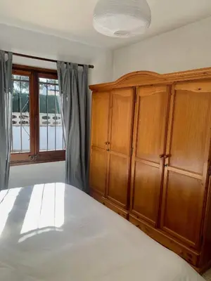 Cama o camas de una habitación en Casita rústica con jardín y piscina