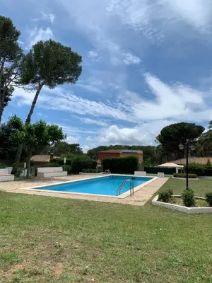 Piscina en o cerca de Casita rústica con jardín y piscina