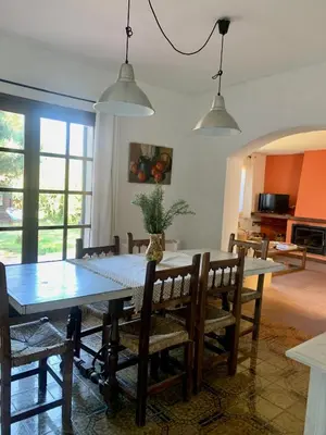 Una cocina o zona de cocina en Casita rústica con jardín y piscina