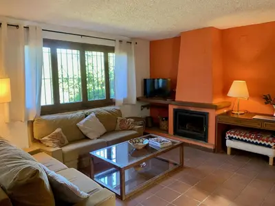 Zona de estar de Casita rústica con jardín y piscina