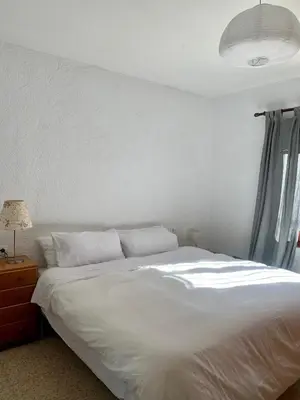 Cama o camas de una habitación en Casita rústica con jardín y piscina
