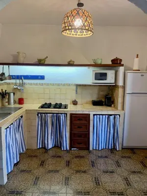 Una cocina o zona de cocina en Casita rústica con jardín y piscina